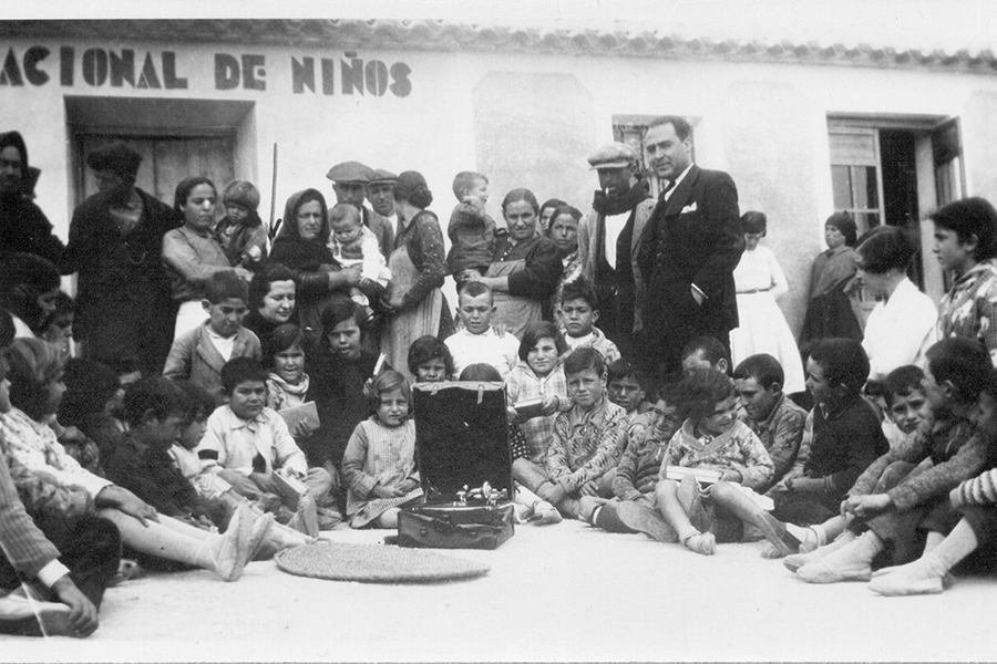 Imagen Carmen Conde en La Murta, de Misiones Pedagógicas, escuchando un disco del archivo de la palabra. 15 marzo 1935