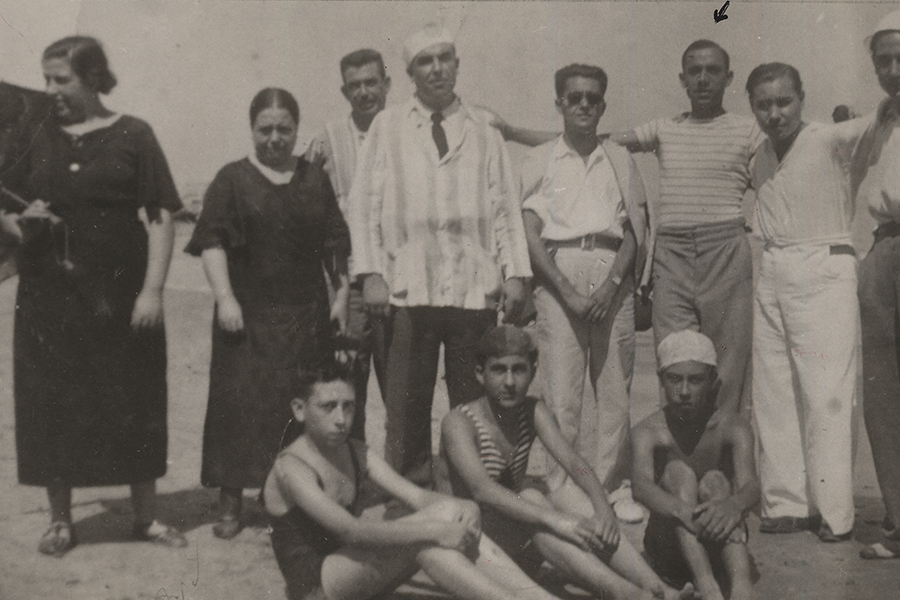 Imagen Grupo de la UP, con Miguel Hernández, y al fondo el Faro de Cabo de Palos. Cartagena 1935.