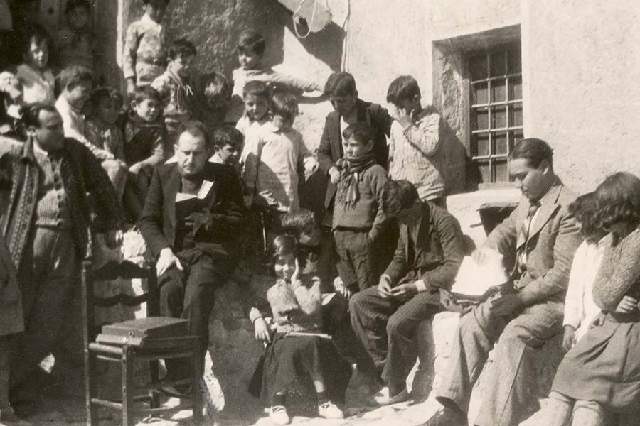 Imagen Antonio Oliver Belmás en la 1ª etapa de la Misión Pedagógica en Valladolises. Cartagena 1935.